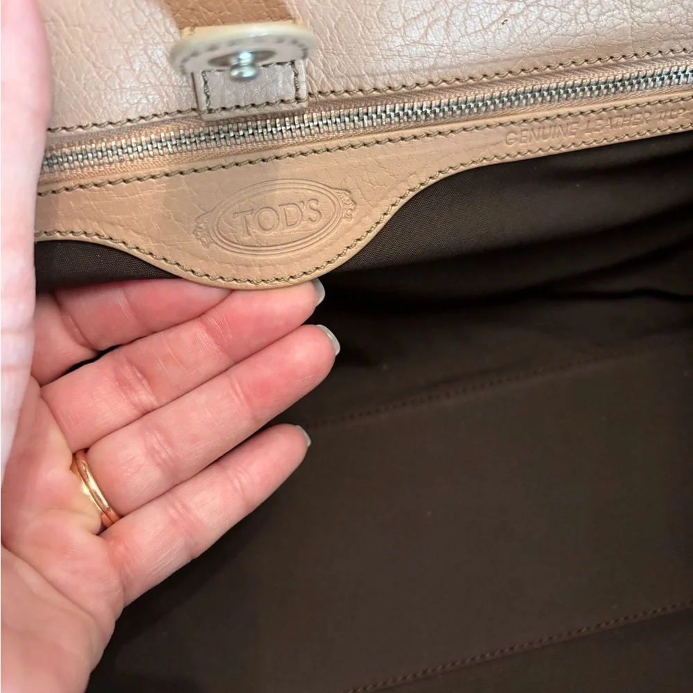 Tod’s blush pink suede shoulder bag - Picture 6 of 10